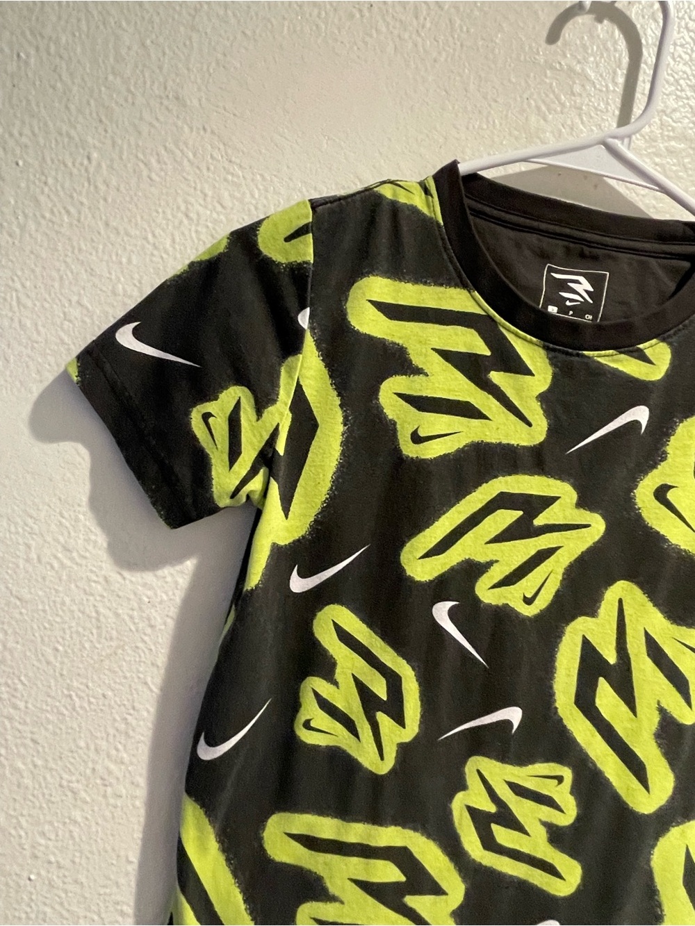 Nike Boys S Tee All Over Print Graffiti Swoosh Graphic Tee Black Neon Volt Green - Picture 2 of 6